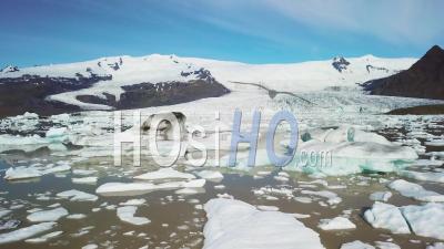 Vue Aérienne Sur Le Gigantesque Lagon Glaciaire Rempli D'icebergs à Fjallsarlon, En Islande, Suggère Un Réchauffement Planétaire Et Le Changement Climatique - Vidéo Drone