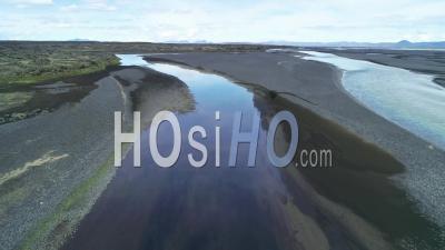 Vue Aérienne Du Modèle D'évacuation Et D'écoulement D'une Rivière Glaciaire Dans Une Région Montagneuse Isolée D'islande - Vidéo Drone