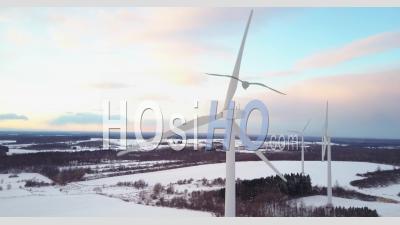 Vue Aérienne Sur Les éoliennes Dans Un Paysage Enneigé - Vidéo Drone