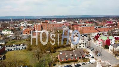 Vue Aérienne Sur Martinsburg, En Virginie Occidentale, Montre Une Ville Typiquement Américaine - Vidéo Drone