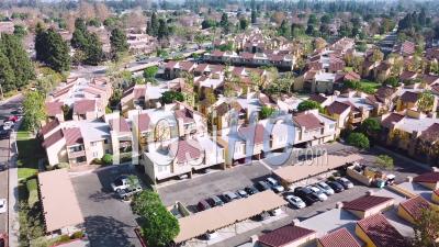 Vue Aérienne Sur Les Banlieues Du Sud De La Californie Et Leurs Condos Près De Ventura, Californie - Vidéo Drone
