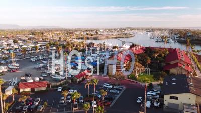 Vue Aérienne Sur Banlieue Sud De La Californie étalement, Port Et Condos Près De Ventura, Californie - Vidéo Drone