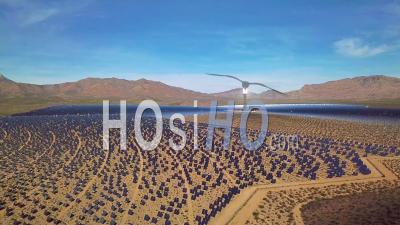 Vue Aérienne D'une Vaste Installation De Production D'énergie Solaire à Primm, Dans Le Nevada