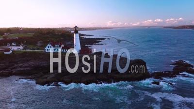 Vue Aérienne Sur Le Phare De Portland Head Suggère Americana Ou De Beaux Paysages De La Nouvelle-Angleterre - Vidéo Drone
