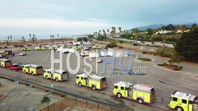 Vue Aérienne De Pompiers Dans Des Camions De Pompiers Faisant La File Pour Le Service Dans Une Zone De Rassemblement Lors De L'incendie De Thomas à Ventura, En Californie, En 2017 - Vidéo Drone