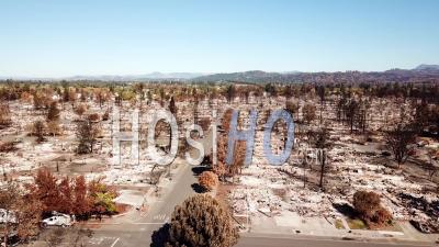 Vue Aérienne Choquante De La Dévastation Provoquée Par L'incendie Qui A Ravagé Les Quartiers De Santa Rosa Tubbs En 2017 - Vidéo Drone