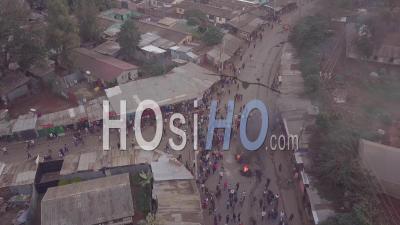 Émeutes, Incendies Et émeutes Dans Le Bidonville De Kibera à Nairobi Lors D'élections Controversées Au Kenya En 2018 - Vidéo Drone