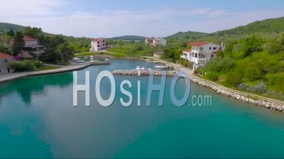 Vue Aérienne D'un Petit Village En Croatie - Vidéo Drone