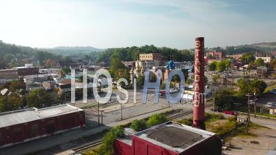Vue Aérienne Autour D'une Cheminée Industrielle Abandonnée De Ville Américaine Avec Au Fond D'église Orthodoxe Ukrainienne - Vidéo Drone