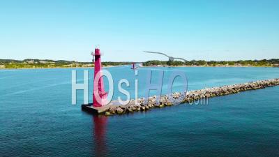 Vue Aérienne Sur Un Phare à Muskegon, Michigan - Vidéo Drone