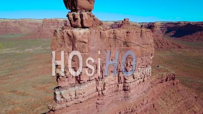 Vue Aérienne Autour Des Buttes Et Des Formations Rocheuses De Monument Valley, Utah - Vidéo Drone