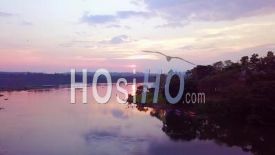 Vue Aérienne Au Coucher Du Soleil Le Long Du Nil En Ouganda, Afrique -Vidéo Drone