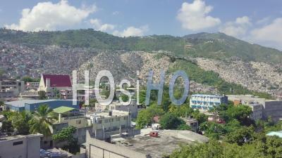 Vue Aérienne Sur Les Bidonvilles, Les Villes De Favela Et De Shanty Dans Le District De Cite Soleil De Port Au Prince, Haïti -Vidéo Drone