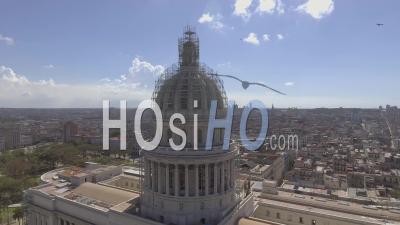 Vue Aérienne Autour Du Dôme De La Capitale Révèle La Ville De La Havane, Cuba -Vidéo Drone