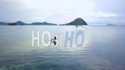 Femme Se Baignant Dans L Océan, Bali, Indonésie - Vidéo Drone