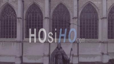 Vue Aérienne D'un Jour De Brouillard Mystérieux à Bruxelles, En Belgique Avec Des églises De La Cathédrale Et Des Flèches Au Premier Plan - Vidéo Drone