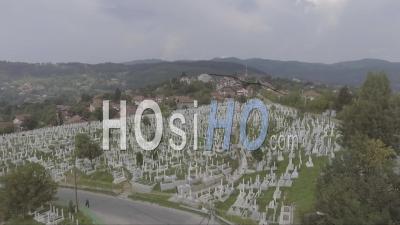 Vue Aérienne D'un Grand Cimetière Avec Des Pierres Tombales Près De Sarajevo, En Bosnie, à La Suite De La Guerre Civile Dévastatrice En Ex-Yougoslavie - Vidéo Drone