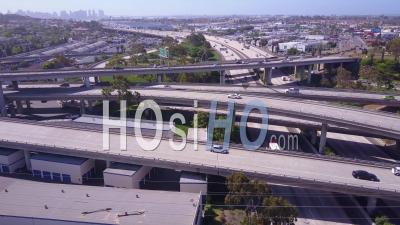 Vue Aérienne Sur Un Vaste échangeur D'autoroute Près De San Diego, Californie - Vidéo Drone