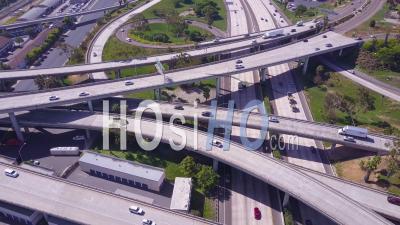 Vue Aérienne Sur Un Vaste échangeur D'autoroute Près De Los Angeles, Californie - Vidéo Drone