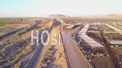 Vue Aérienne Sur De Vastes Parcs à Bestiaux De Bovins De Boucherie Dans L'ouest Américain - Vidéo Drone