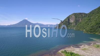 Vue Aérienne Sur Le Lac Amatitlan Au Guatemala Révèle Le Volcan Pacaya Au Loin - Vidéo Drone