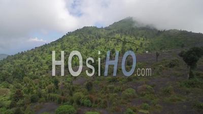 Vue Aérienne Sur Les Randonneurs De Trekking Sur Les Pentes Du Volcan Au Volcan Pacaya, Guatemala - Vidéo Drone
