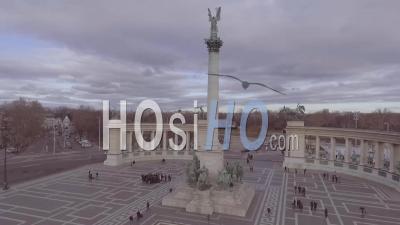 Vue Aérienne De La Place Des Héros à Budapest En Hongrie - Vidéo Drone