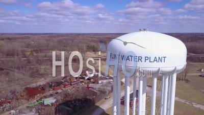Vue Aérienne Sur Les Réservoirs D'eau Flint Michigan Au Cours De La Crise D'eau Infâme Flint - Vidéo Drone