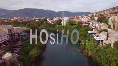 Vue Aérienne Du Célèbre Pont Stari Most à Mostar, Bosnie-Herzégovine - Vidéo Drone