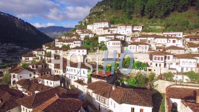 Vue Aérienne De Maisons Anciennes Sur La Colline à Berat, Albanie - Vidéo Drone