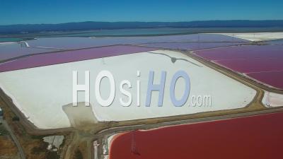Vue Aérienne Sur Les Salines Rouges Et Blanches Dans La Région De Fremont, Baie De Californie - Vidéo Drone