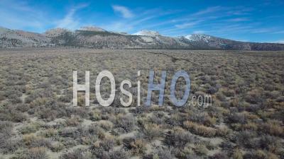 Vue Aérienne Sur Sagebrush Du Désert Révèle Les Cônes Du Volcan Mono Dans Les Montagnes Orientales De La Sierra Nevada - Vidéo Drone
