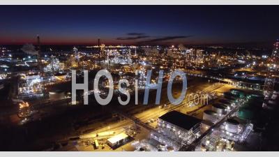 Vue Aérienne Sur Une énorme Raffinerie Industrielle De Pétrole Dans La Nuit - Vidéo Drone