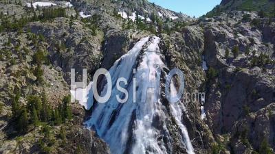 Vue Aérienne Sur Une Cascade Déchaînée Près Du Parc National De Yosemite, Californie - Vidéo Drone