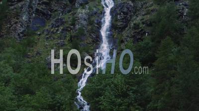 Un Ruisseau De Montagne D'eau Dans Les Alpes Italiennes - Vidéo Drone