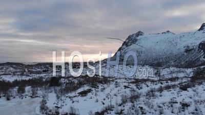 Coucher De Soleil Derrière La Montagne Enneigée Dans Les îles Lofoten - Vidéo Drone