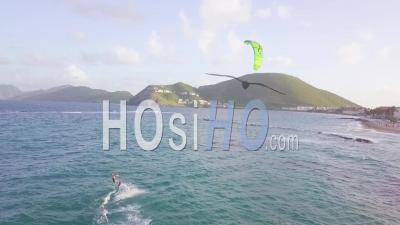 Vue Aérienne De Planche à Voile Chevauche Une Vague Sur L'île De Saint-Kitts Dans Les Caraïbes - Vidéo Drone