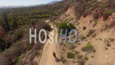 Un Cycliste En Vtt Dans Un Paysage De Montagne, Roule à Grande Vitesse - Vidéo Drone