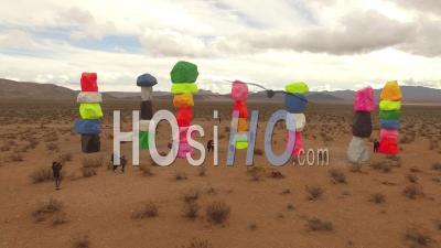 Vue Aérienne Sur L'installation D'art De Sept Montagnes Par Ugo Rondinone Dans Le Désert Du Nevada Près De Las Vegas - Vidéo Drone