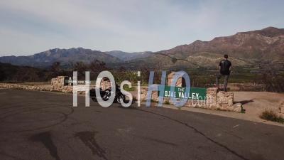 Un Motard Se Dresse Sur La Vallée D'ojai En Californie - Vidéo Drone