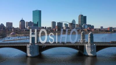 Vue Aérienne Des Toits De La Ville De Boston Dans Le Massachusetts Avec Le Pont Longfellow Et Le Passage à Niveau Du Métro - Vidéo Drone