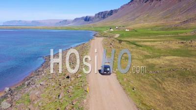 Vue Aérienne Sur Une Camionnette Noire Voyageant Sur Un Chemin De Terre En Islande, Près De La Plage De Raudisandur Dans Les Fjords Du Nord-Ouest - Vidéo Drone