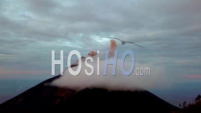 Vue Aérienne Sur Un Volcan Actif Au Guatemala - Vidéo Drone