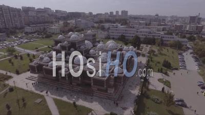 Vue Aérienne De La Bibliothèque Nationale Du Kosovo à L'université De Pristina - Vidéo Drone