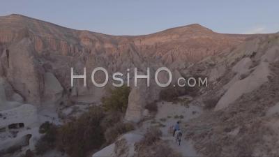Vue Aérienne De Touristes à Cheval En Cappadoce, Turquie - Vidéo Drone