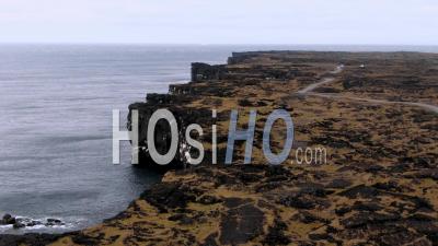 Une Côte Volcanique Rocheuse Dans L'ouest De L'islande - Vidéo Drone