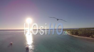 Vue Aérienne Sur Un Lagon Tropical Avec Des Bateaux - Vidéo Par Drone
