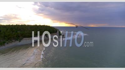 Vue Aérienne Sur L'océan D'un Paysage Côtier, Gotland, Suède - Vidéo Drone