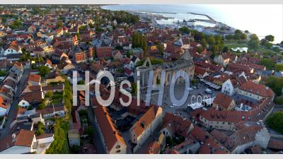 Vue Aérienne Sur La Place De La Ville De Visby Pendant Le Coucher Du Soleil, Suède - Vidéo Drone