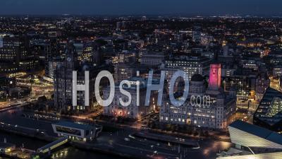 Vue Aérienne De Liverpool Pendant La Nuit, Front De Mer De La Ville, Royaume-Uni - Vidéo Drone